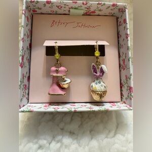 BETSEY JOHNSON Mismatched ‘Babycakes’ Line Mixer & Bunny Cupcake Earrings NWT